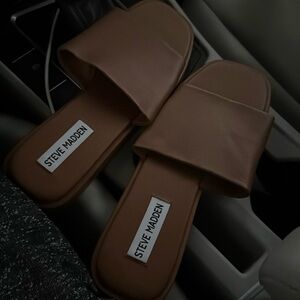 Never worn Steve Madden sliders